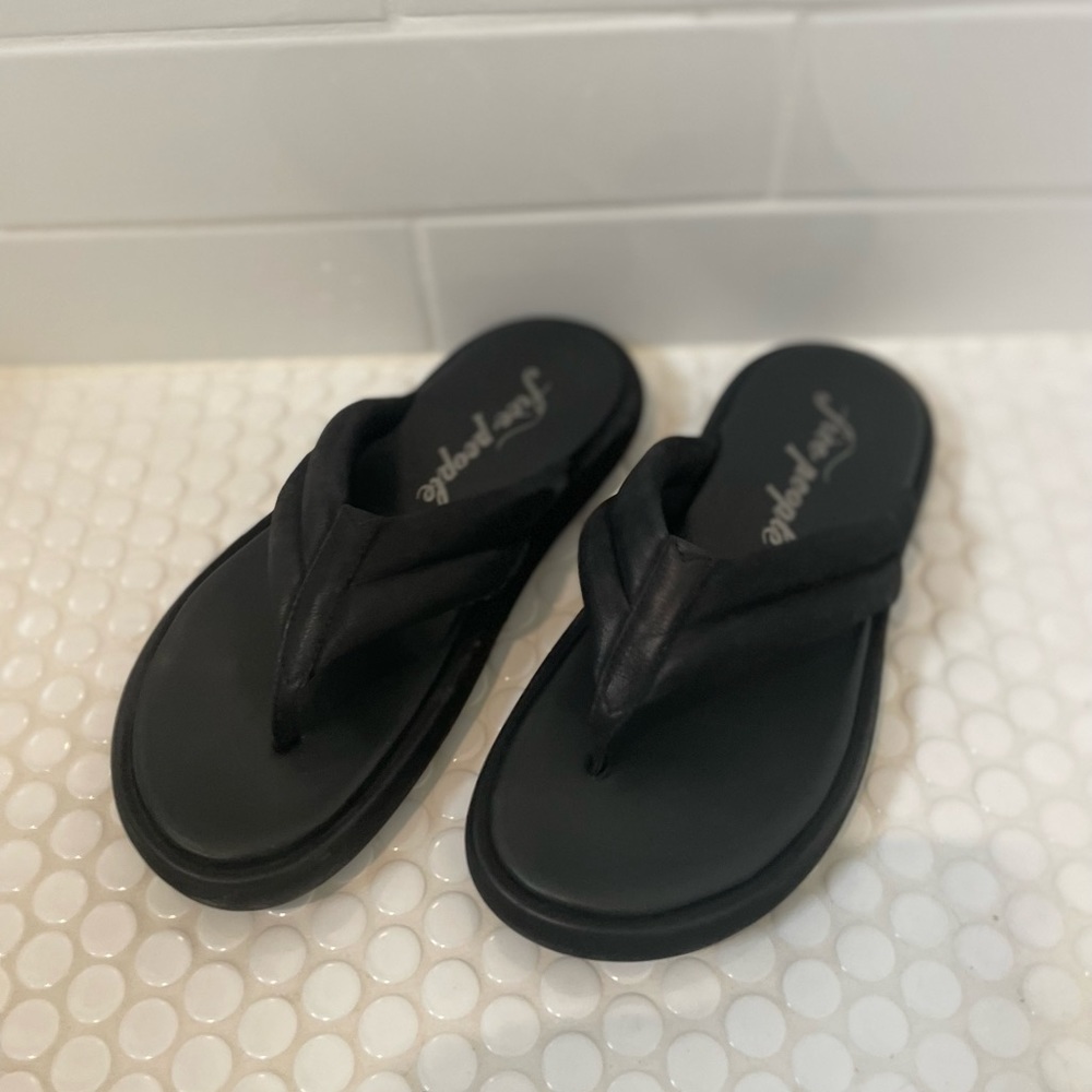 Free People Wonderland Black Leather Thong Sandals Sz 8.5 Beach Vacation